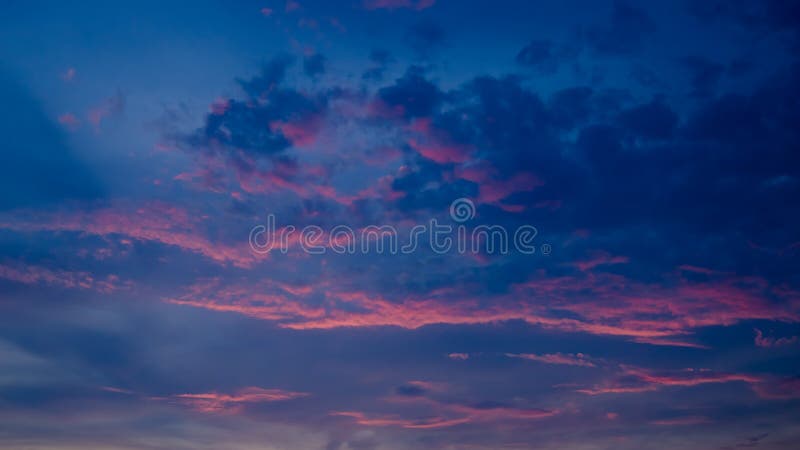 Ciel crépusculaire gentil avec la lumière de coucher du soleil sur des nuages image libre de droits Ciel crépusculaire gentil avec la lumière de coucher du soleil sur des nuages image libre de droits