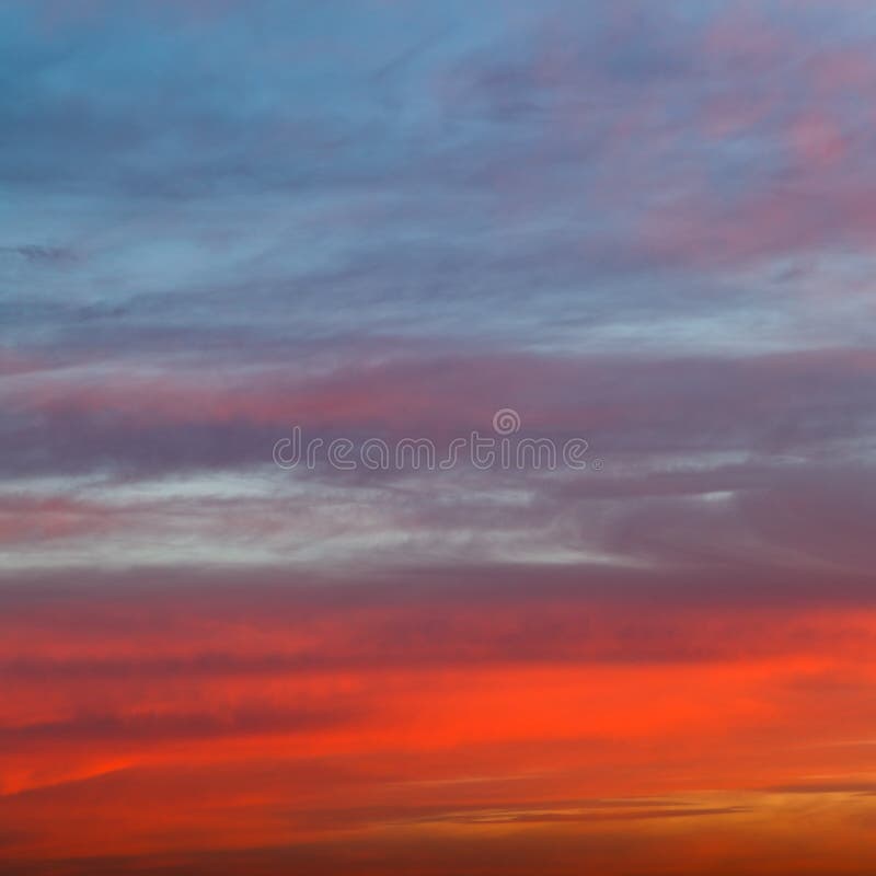 Ciel de lever de soleil de début de la matinée de rouge orange et de bleu photos stock Ciel de lever de soleil de début de la matinée de rouge orange et de bleu photos stock