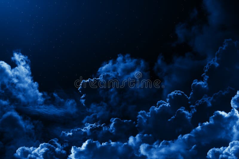 Ciel de minuit mystique avec des étoiles entourées par les nuages dramatiques Ciel nuageux étoilé de nuit foncée de fond naturel