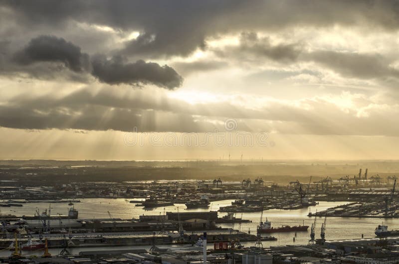 Ciel dramatique au-dessus de port de Rotterdam photos libres de droits Ciel dramatique au-dessus de port de Rotterdam photos libres de droits