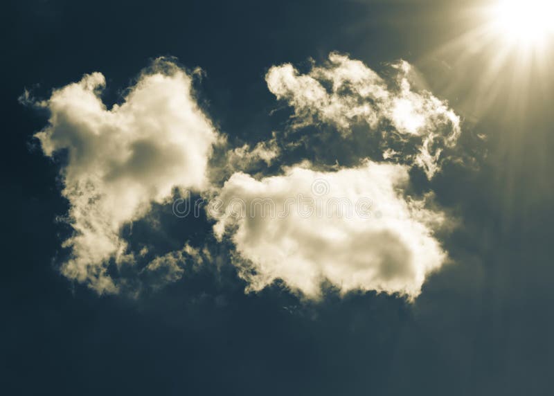 Ciel dramatique bleu brillant de couleurs vertes et jaunes avec des nuages et des rayons de fond de lumière du soleil photos libres de droits Ciel dramatique bleu brillant de couleurs vertes et jaunes avec des nuages et des rayons de fond de lumière du soleil photos libres de droits