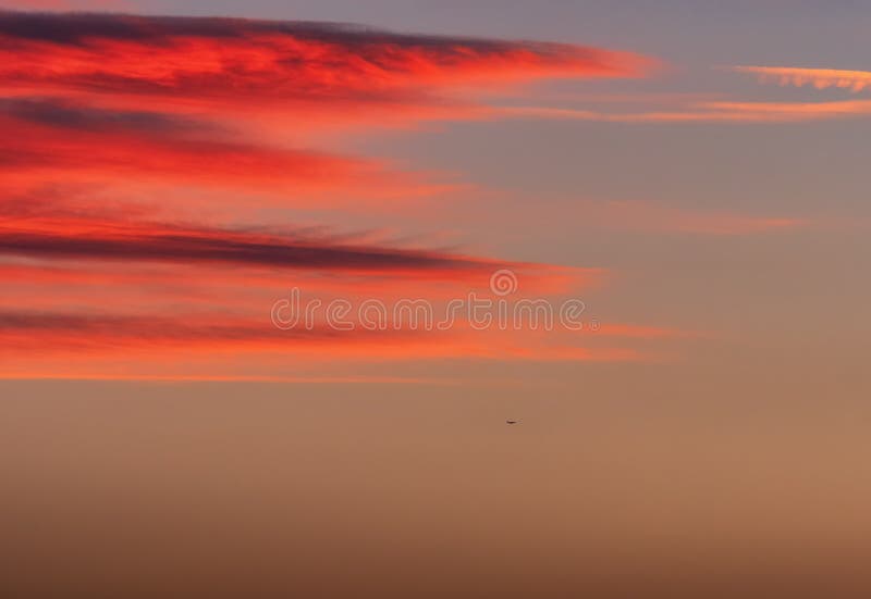 Ciel dramatique de coucher du soleil avec des nuages et un petit avion photo libre de droits Ciel dramatique de coucher du soleil avec des nuages et un petit avion photo libre de droits