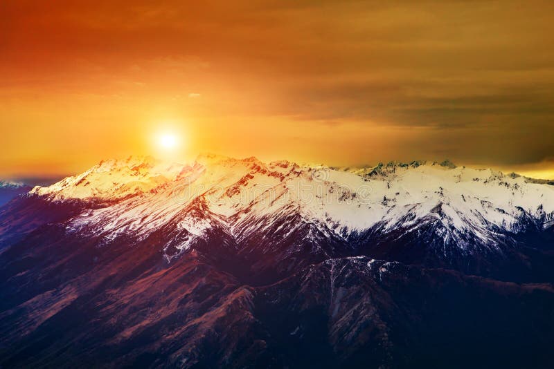 Ciel en hausse du beau soleil de paysage au-dessus de montagne snowcaped photo libre de droits Ciel en hausse du beau soleil de paysage au-dessus de montagne snowcaped photo libre de droits