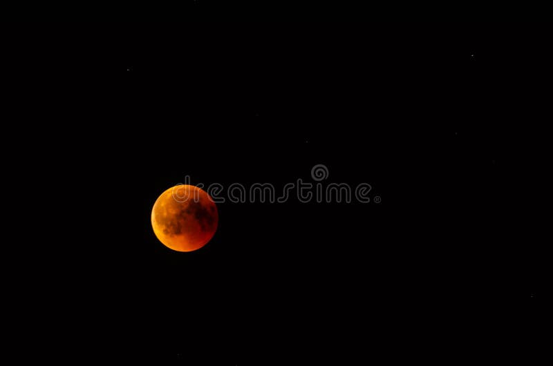 Ciel ensanglanté de pleine lune superbe d'éclipse lunaire et foncé rouge photographie stock Ciel ensanglanté de pleine lune superbe d'éclipse lunaire et foncé rouge photographie stock