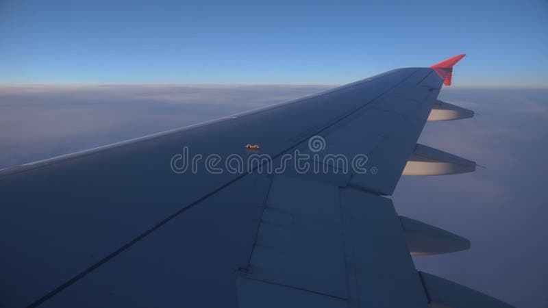 Ciel et horizon de Jet Plane Wing With Blue vus de la fenêtre de l'avion