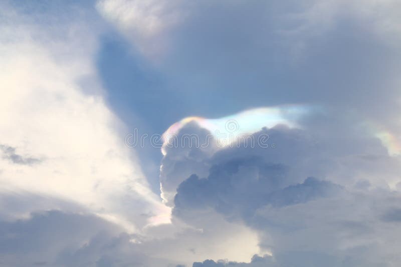 Ciel et lumière étranges au-dessus de spectre, fond de nuage de ciel image stock Ciel et lumière étranges au-dessus de spectre, fond de nuage de ciel image stock