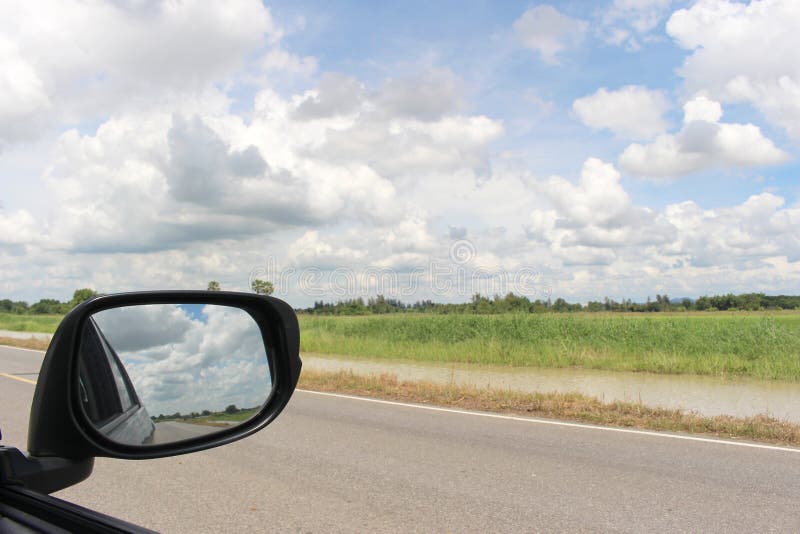 Ciel et nuage de miroir de voiture latérale pour le paysage de nature photo stock Ciel et nuage de miroir de voiture latérale pour le paysage de nature photo stock