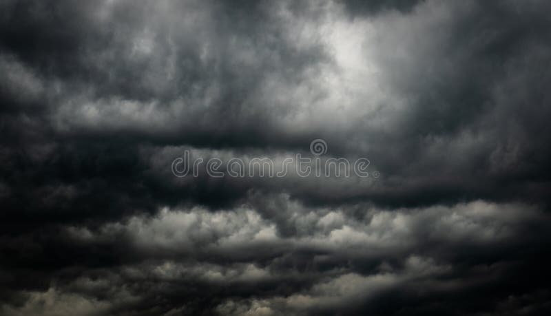 Ciel et nuages foncés dramatiques Fond de ciel nuageux Ciel noir avant orage et pluie Fond pour la mort, triste, s'affligeant