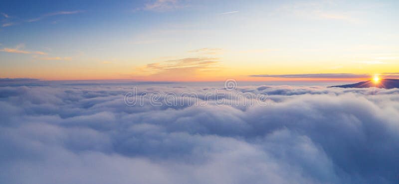Ciel nuageux de beau lever de soleil de vue aérienne images libres de droits