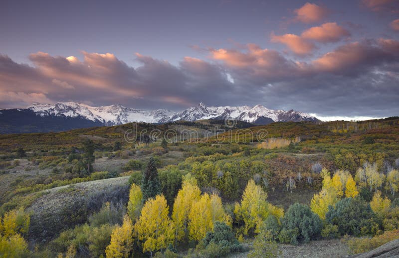 Ciel orageux au-dessus de chaîne de San Juan Mountain et de couleur d'Autumn Fall de Dallas Divide Ridgway Colorad, Amérique photo stock Ciel orageux au-dessus de chaîne de San Juan Mountain et de couleur d'Autumn Fall de Dallas Divide Ridgway Colorad, Amérique photo stock