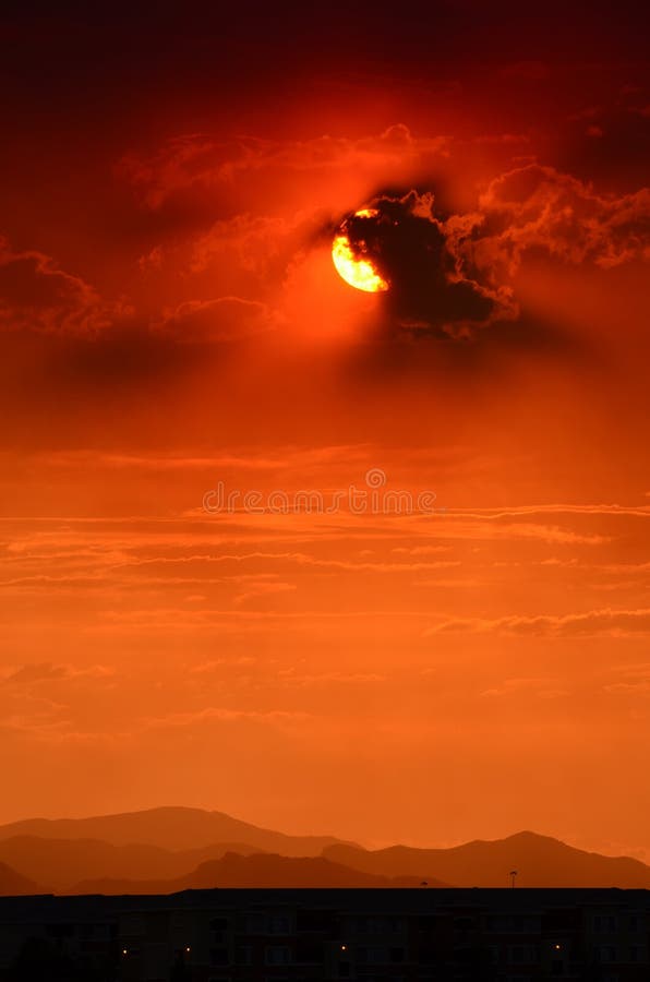 Ciel rouge avec les bâtiments noirs photographie stock