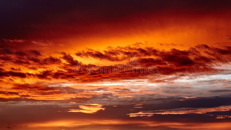 Ciel rouge et orange au coucher du soleil photos stock Ciel rouge et orange au coucher du soleil photos stock