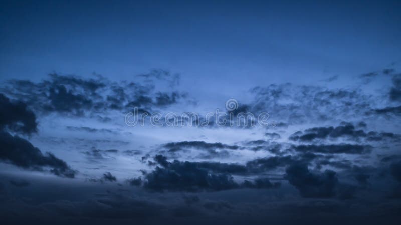 Ciel égalisant dramatique au crépuscule avec la collecte foncée de nuages photo stock Ciel égalisant dramatique au crépuscule avec la collecte foncée de nuages photo stock