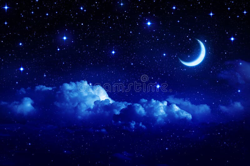 Ciel étoilé avec la demi-lune dans le cloudscape scénique