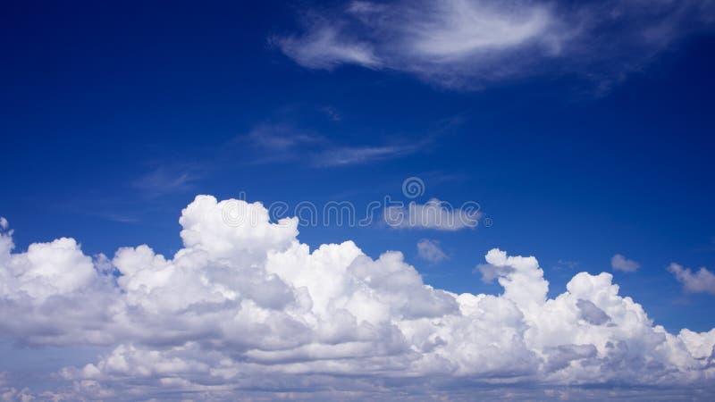 Cieli blu con le nuvole bianche