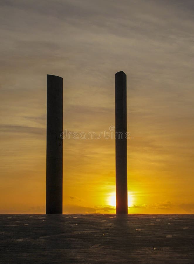 Cielo arancio al tramonto: Siluetta della colonna fotografia stock Cielo arancio al tramonto: Siluetta della colonna fotografia stock