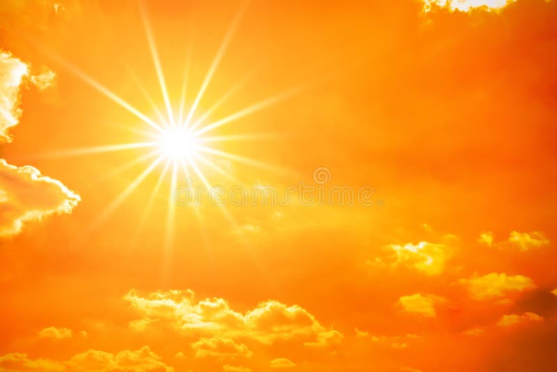 Cielo arancione con sole splendente
