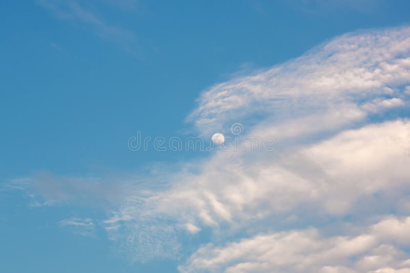 Cielo azul brillante de la mañana con la media luna y las nubes La luna y las nubes en el cielo del verano fotografía de archivo Cielo azul brillante de la mañana con la media luna y las nubes La luna y las nubes en el cielo del verano fotografía de archivo
