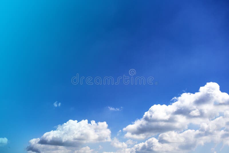 Cielo azul claro con la nube blanca llana con el espacio para el fondo del texto imagen de archivo