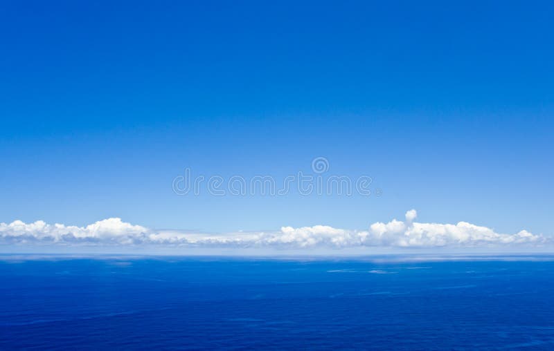 Cielo azul con algunas nubes blancas sobre el Océano Atlántico fotos de archivo Cielo azul con algunas nubes blancas sobre el Océano Atlántico fotos de archivo