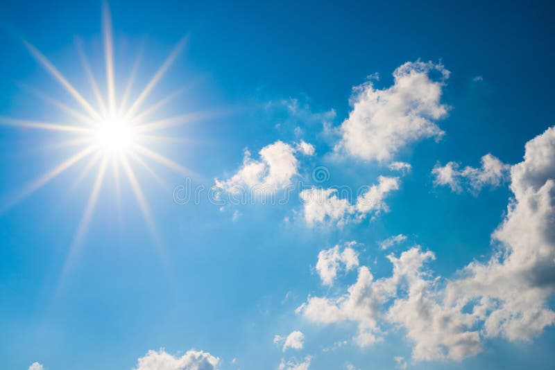 Sol Que Brilla Intensamente En El Cielo Azul Claro Imagen de archivo
