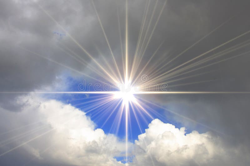 Cielo azul con el sol y las nubes brillantes fotografía de archivo Cielo azul con el sol y las nubes brillantes fotografía de archivo