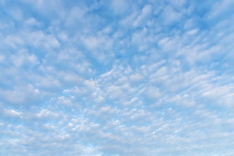 Cielo azul con la nube en verano Fondo del ambiente y de la naturaleza La imagen para a?ade el mensaje de texto Contexto para el fotografía de archivo Cielo azul con la nube en verano Fondo del ambiente y de la naturaleza La imagen para a?ade el mensaje de texto Contexto para el fotografía de archivo