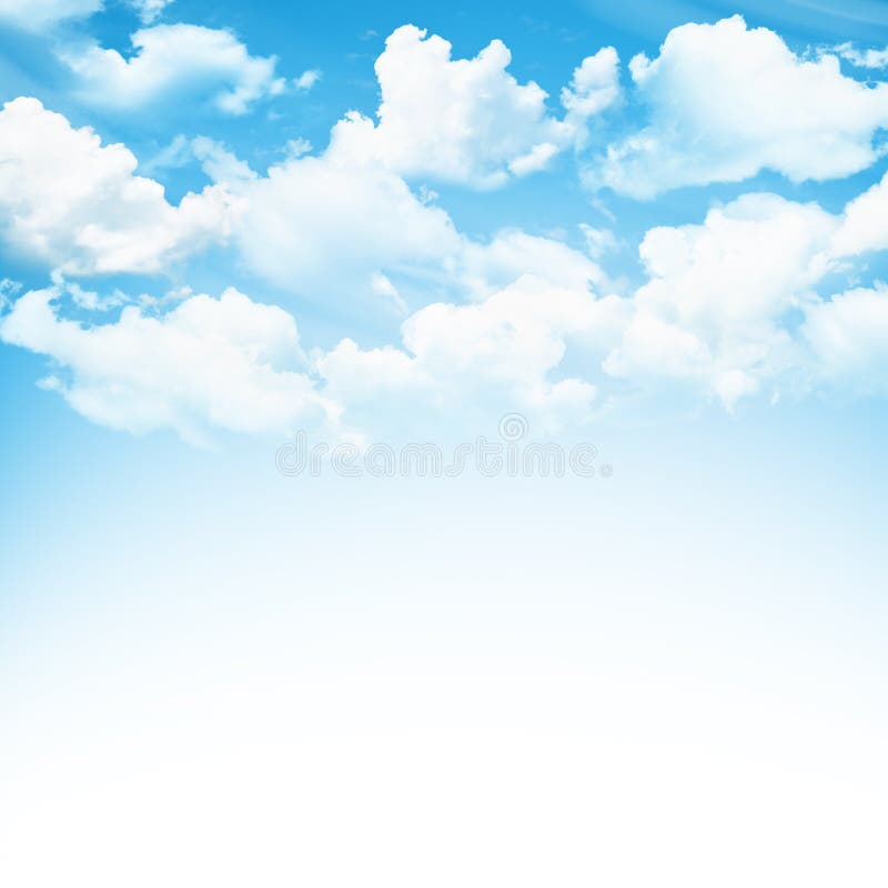 Cielo azul con las nubes