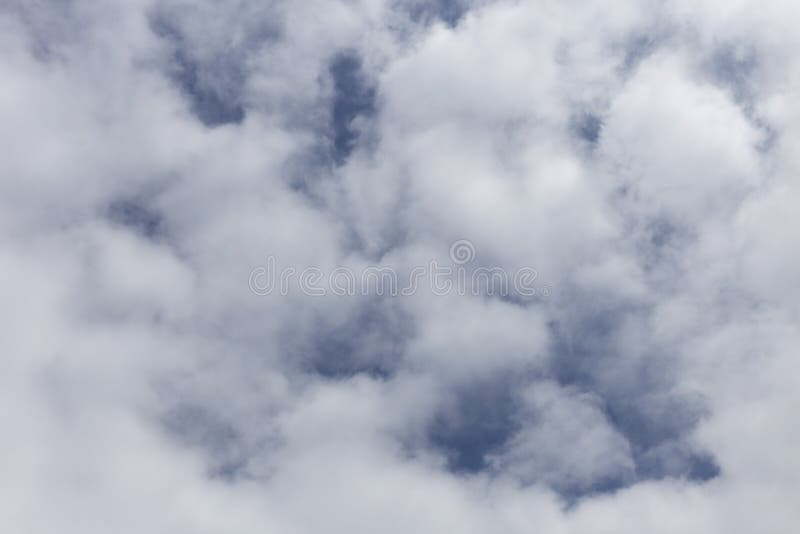 Cielo azul con las nubes Fondo de las nubes blancas y grises foto de archivo libre de regalías Cielo azul con las nubes Fondo de las nubes blancas y grises foto de archivo libre de regalías
