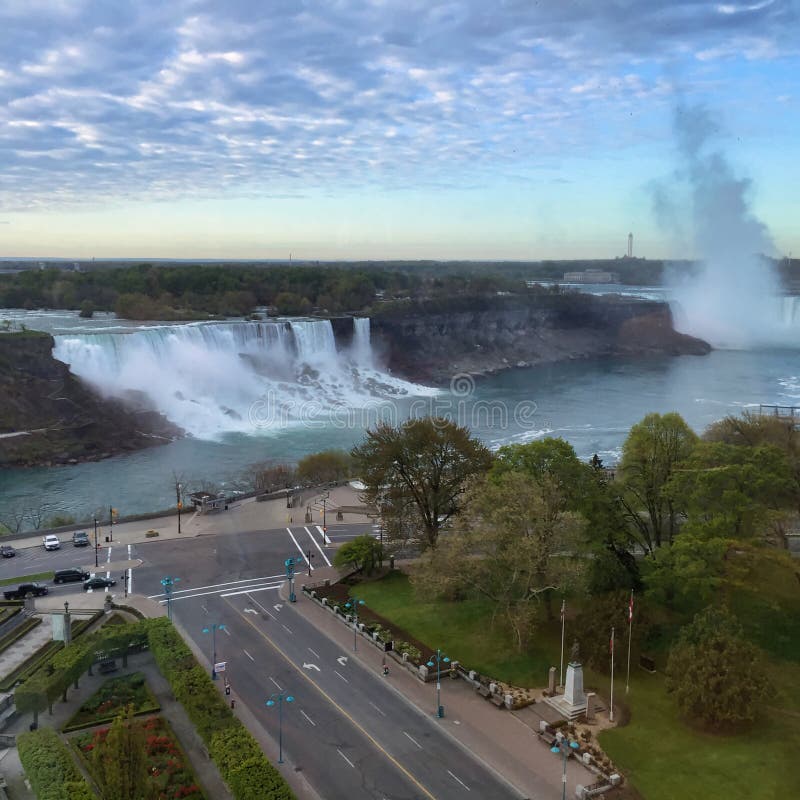Cielo azul con las nubes mullidas blancas que pasan por alto las cascadas y el río imágenes de archivo libres de regalías Cielo azul con las nubes mullidas blancas que pasan por alto las cascadas y el río imágenes de archivo libres de regalías