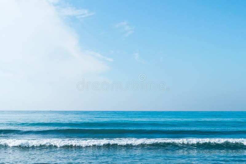 Cielo azul con las nubes sobre el mar foto de archivo libre de regalías Cielo azul con las nubes sobre el mar foto de archivo libre de regalías