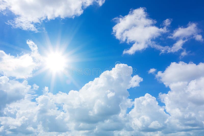 Cielo azul con las nubes y la reflexión del sol El sol brilla brillante adentro