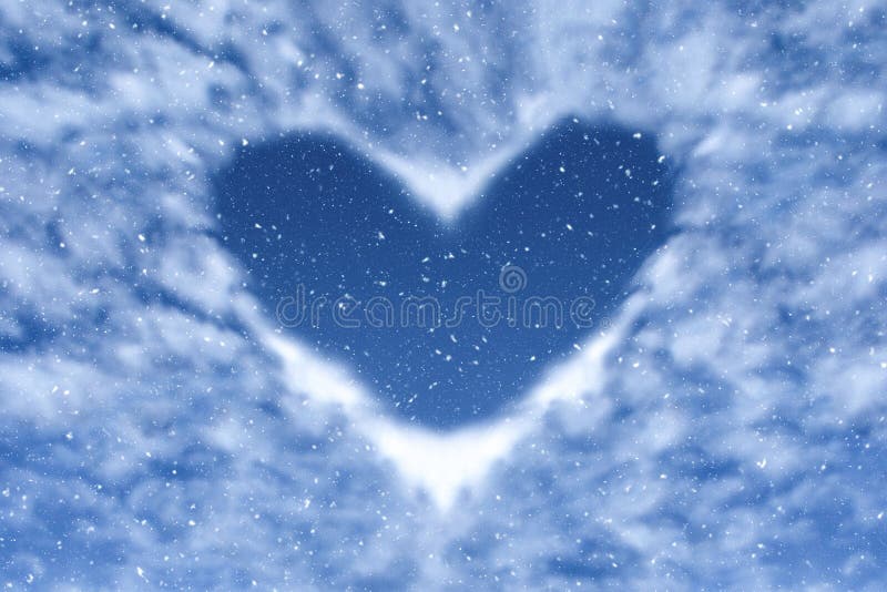 Cielo azul con nieve y nubes en forma del corazón Fondo feliz y del amor fotografía de archivo Cielo azul con nieve y nubes en forma del corazón Fondo feliz y del amor fotografía de archivo