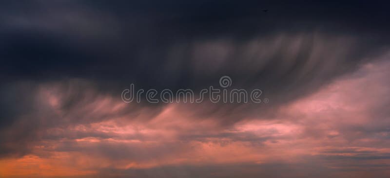 Cielo azul con nubes de textura de tormenta. Cielo azul con nubes texturadas de tormenta fondo espacial abstracto de color