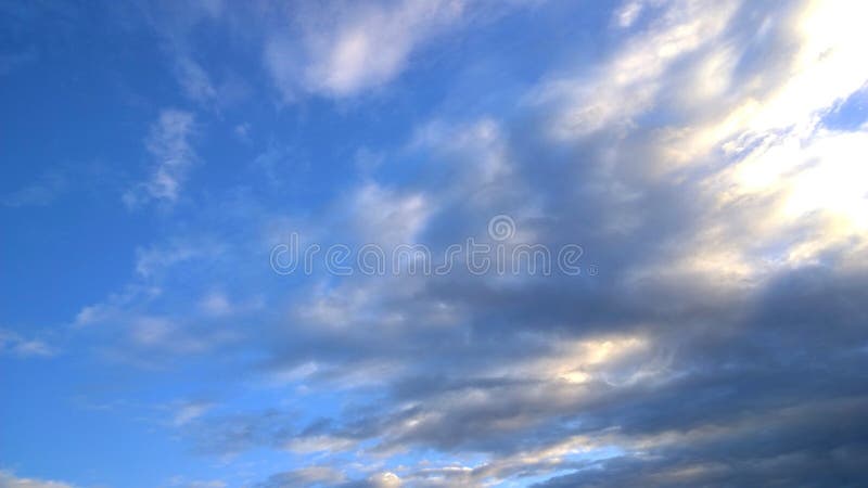 Cielo azul con nubes flotantes borrosas y blancas. asombroso atardecer. tonos de color. sueños de ternura e inspiración. copia s imagenes de archivo
