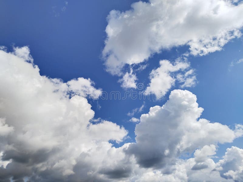 Cielo azul con nubes flotantes borrosas y blancas. tonos de color. sueños de ternura e inspiración. espacio de copia. ecología. imágenes de archivo libres de regalías
