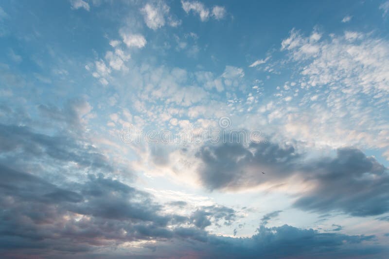 Cielo azul con un color pastel. textura suave de nubes esponjosas. concepto para sueños de luz y viajes fotografía de archivo libre de regalías