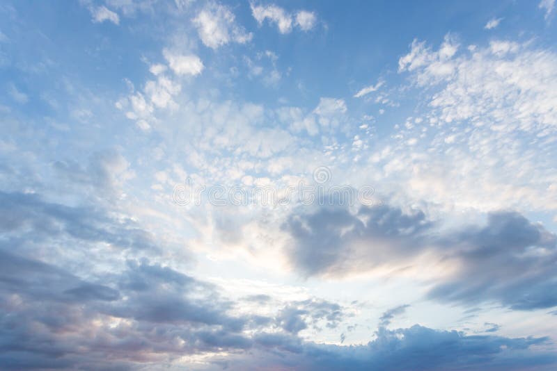 Cielo azul con un en colores pastel coloreado Textura suave de nubes mullidas Concepto para los sueños y el viaje ligeros airosos fotografía de archivo