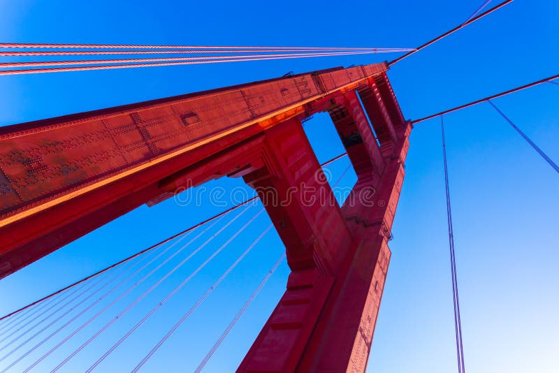 Cielo azul de la torre roja de puente Golden Gate del ángulo bajo fotografía de archivo libre de regalías Cielo azul de la torre roja de puente Golden Gate del ángulo bajo fotografía de archivo libre de regalías