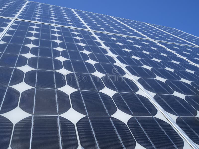 Cielo azul de las células fotovoltaicas del panel solar imágenes de archivo libres de regalías Cielo azul de las células fotovoltaicas del panel solar imágenes de archivo libres de regalías