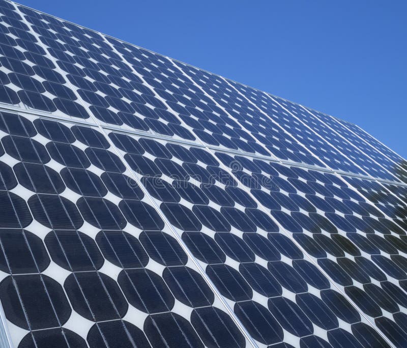 Cielo azul de los paneles solares de las células fotovoltaicas foto de archivo Cielo azul de los paneles solares de las células fotovoltaicas foto de archivo