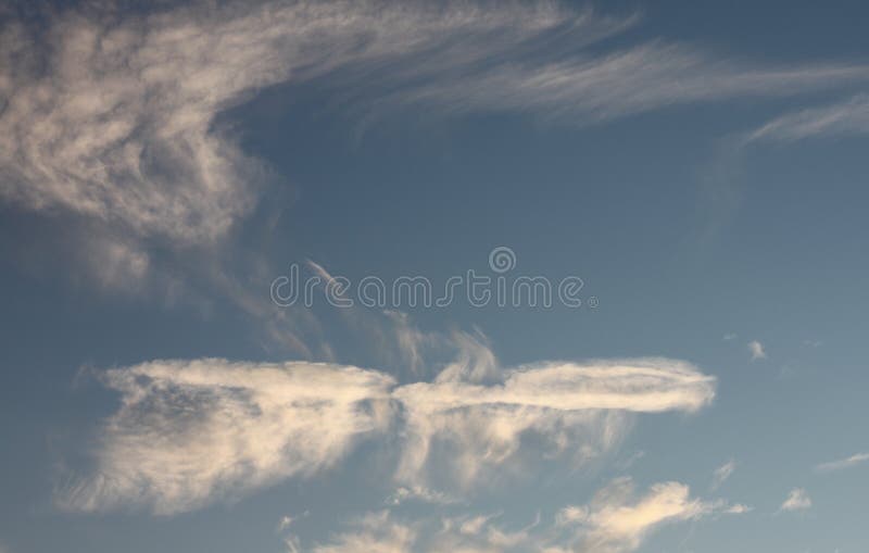 Cielo azul dramático con la nube blanca foto de archivo Cielo azul dramático con la nube blanca foto de archivo