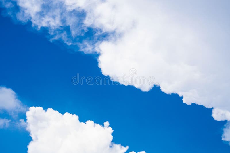 Cielo azul hermoso con las nubes blancas para el fondo para el fondo imagen de archivo libre de regalías Cielo azul hermoso con las nubes blancas para el fondo para el fondo imagen de archivo libre de regalías