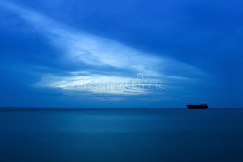 Cielo azul, mar y nave en la noche imagen de archivo libre de regalías Cielo azul, mar y nave en la noche imagen de archivo libre de regalías