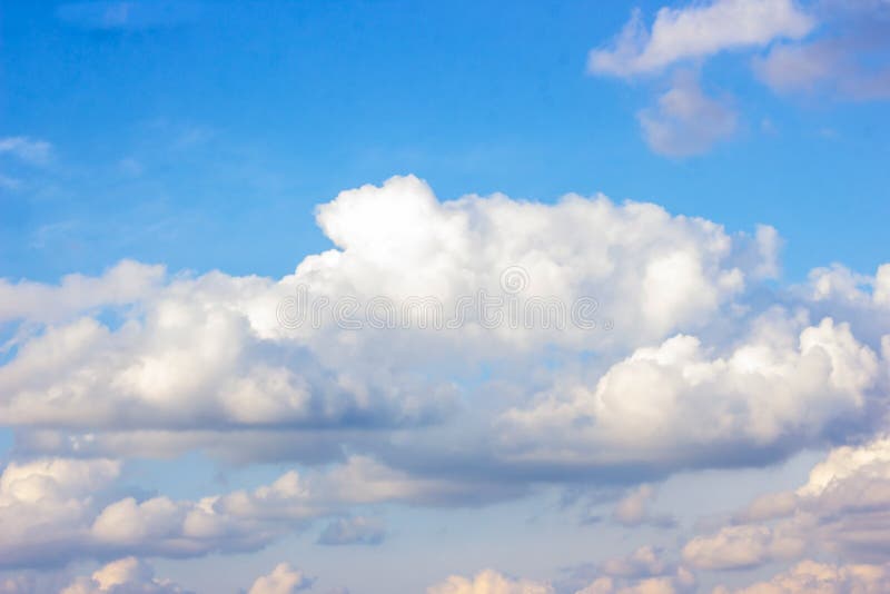 Cielo azul melanc?lico hermoso con las nubes mullidas en d?a de la paz de la ma?ana del verano como fondo fotos de archivo Cielo azul melanc?lico hermoso con las nubes mullidas en d?a de la paz de la ma?ana del verano como fondo fotos de archivo