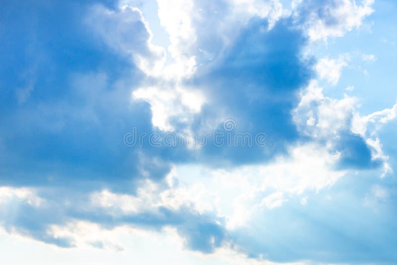 Cielo azul melanc?lico hermoso con las nubes mullidas en d?a de la paz de la ma?ana del verano como fondo fotos de archivo libres de regalías Cielo azul melanc?lico hermoso con las nubes mullidas en d?a de la paz de la ma?ana del verano como fondo fotos de archivo libres de regalías