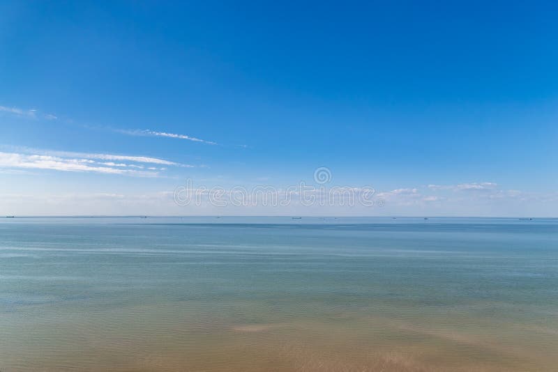 Cielo azul nublado que se va para el horizonte sobre una superficie azul del mar fotos de archivo libres de regalías Cielo azul nublado que se va para el horizonte sobre una superficie azul del mar fotos de archivo libres de regalías