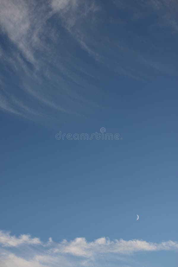 Cielo azul pacífico con la nube y la luna blancas arrebatadoras fotografía de archivo Cielo azul pacífico con la nube y la luna blancas arrebatadoras fotografía de archivo