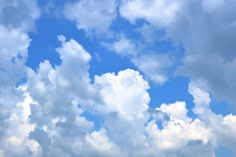 Cielo azul profundo cubierto por las nubes de cúmulo blancas fotografía de archivo libre de regalías Cielo azul profundo cubierto por las nubes de cúmulo blancas fotografía de archivo libre de regalías