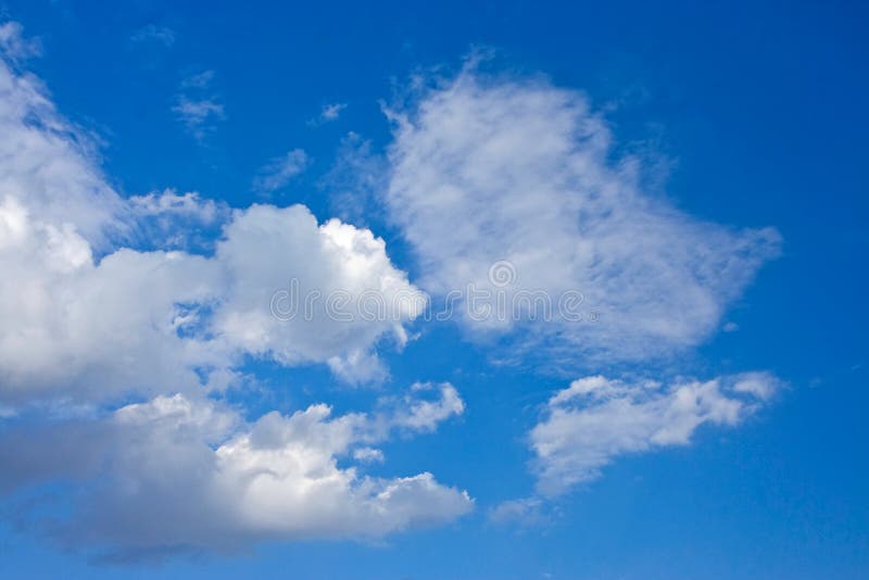 Cielo azul profundo nublado hermoso
